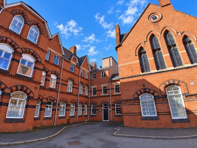 Flat for sale in Northfields, Leicester