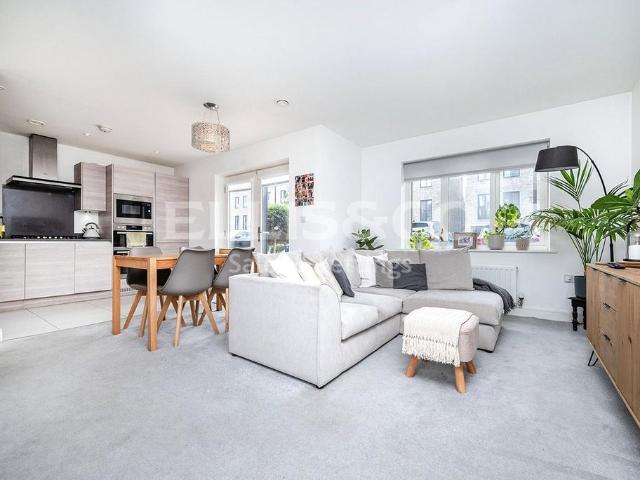 Flat for sale in West Finchley, Cat Hill