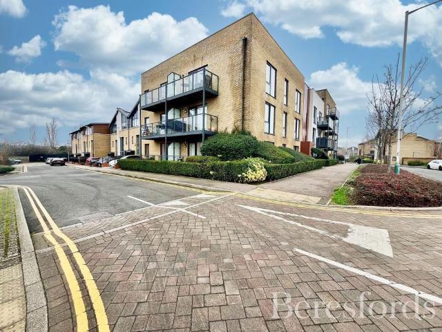 Flat for sale in Harold Wood, Greater London