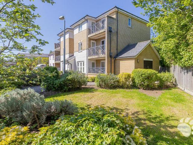 Flat for sale in Laindon, Essex
