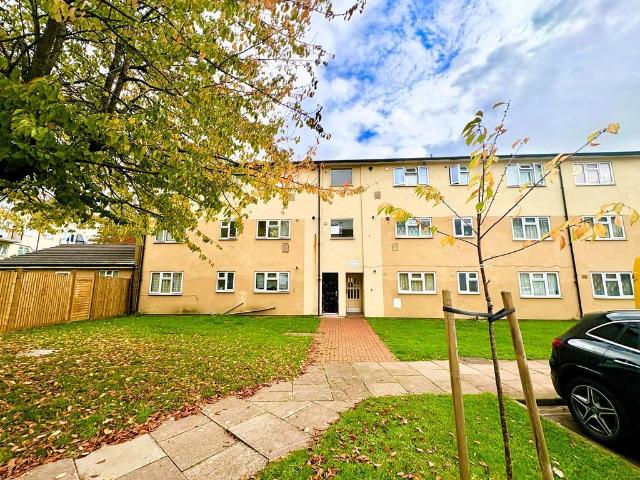 Flat for sale in London Borough of Ealing, Greenford