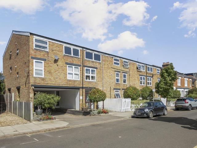 Flat for sale in London Borough of Merton, South Wimbledon