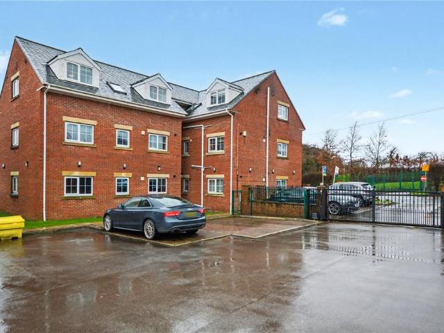 Flat for sale in West Yorkshire