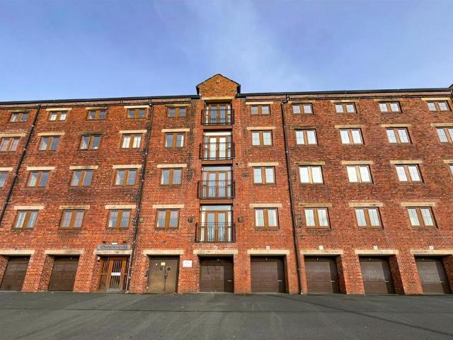 Flat for sale in Riddlesden, West Yorkshire