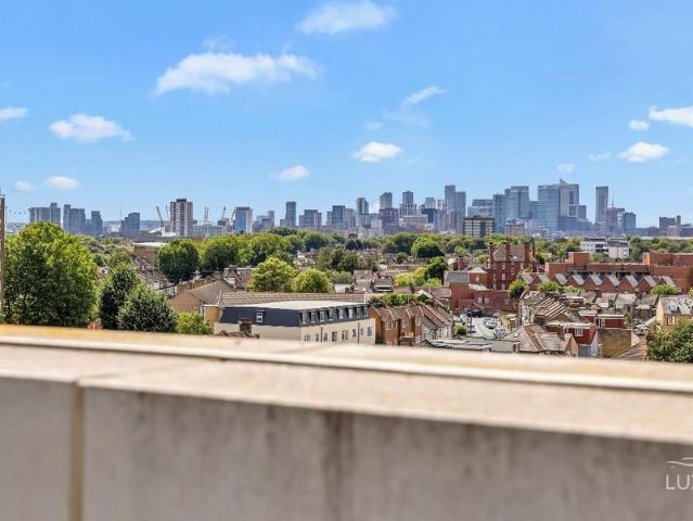 Flat for sale in Upton Park, Greater London