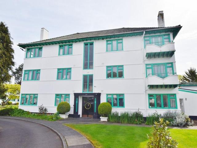 Flat for sale in Pinner, Greater London