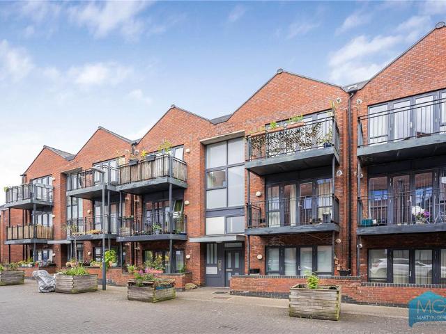 Flat for sale in Hornsey, Greater London