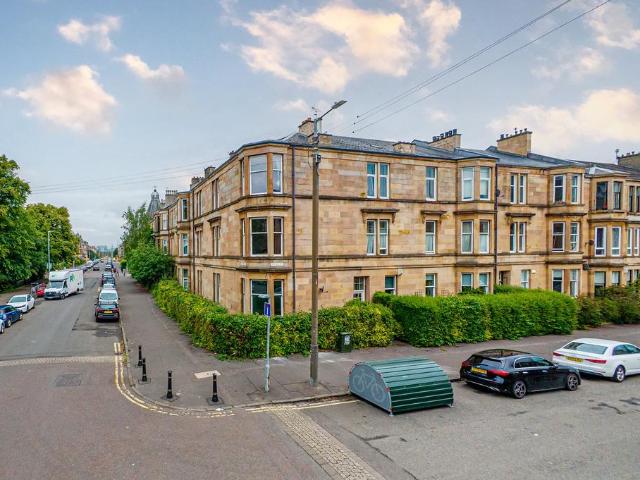 Flat for sale in Strathbungo, Scotland