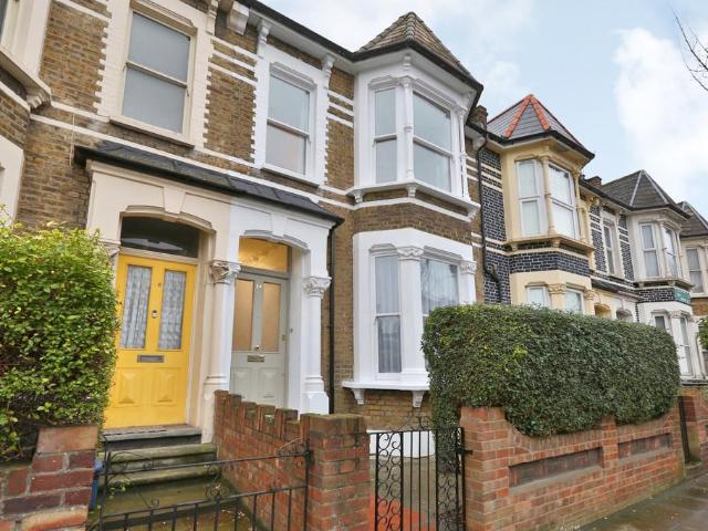 Flat for sale in Stamford Hill, Greater London