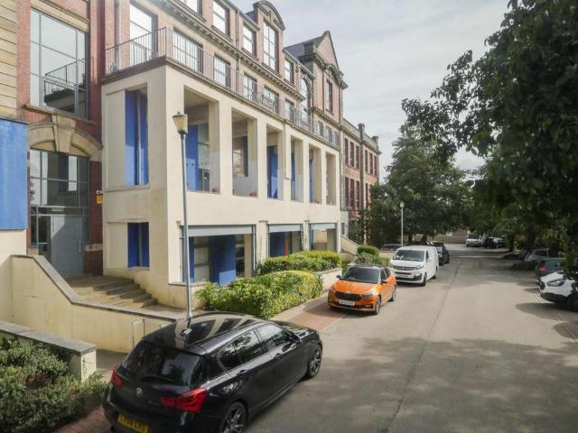 Flat for sale in Moor End, Leeds