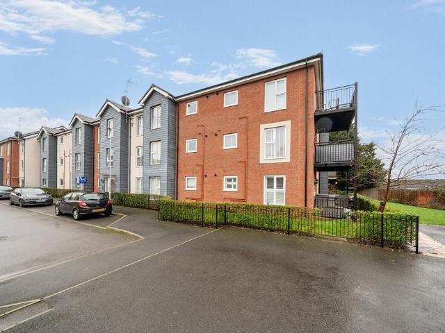 Flat for sale in Dunstable, Bedfordshire