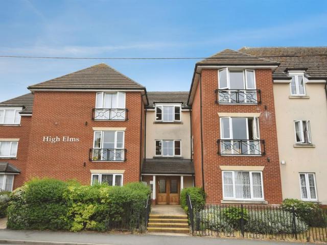 Flat for sale in Chipping Hill, Essex