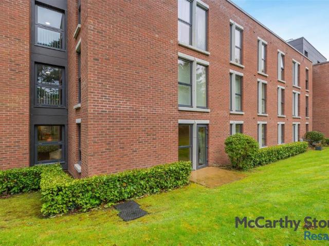 Flat for sale in Whetstone, Pinfold