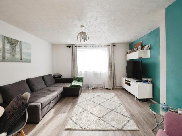 Flat for sale in West Thurrock, Purfleet