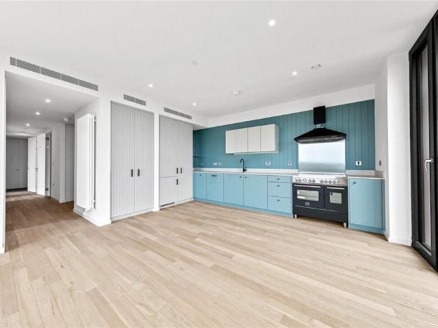 Flat for sale in London Borough of Hounslow, Greater London