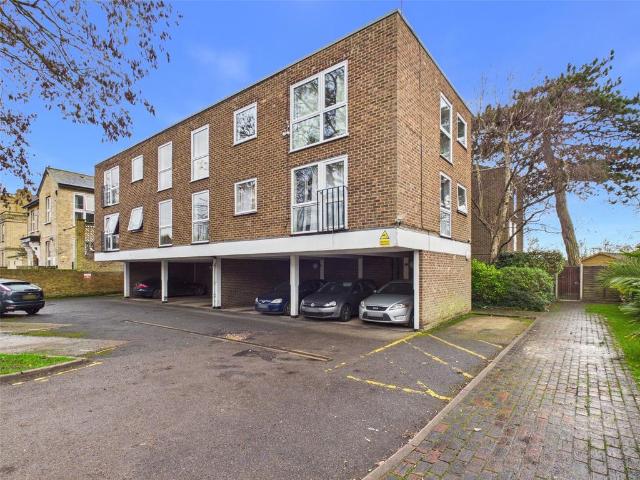 Flat for sale in Hampton Hill, Greater London