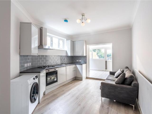 Flat for sale in Streatham, Greater London