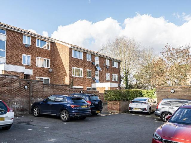 Flat for sale in London Borough of Croydon, Forestdale