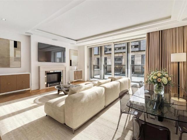 Flat for sale in St Clement Danes, Greater London