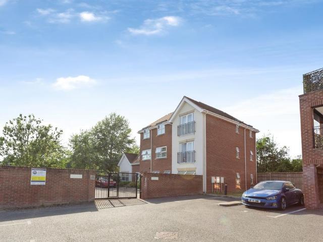 Flat for sale in Batchworth, Hertfordshire