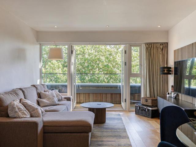 Flat for sale in Clapham, Greater London