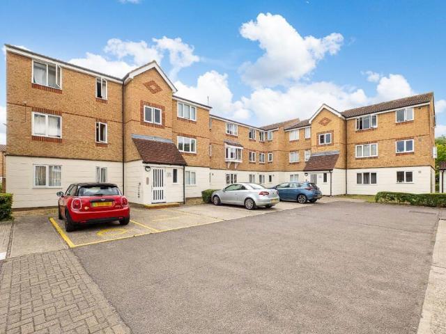 Flat for sale in Hackbridge, Greater London