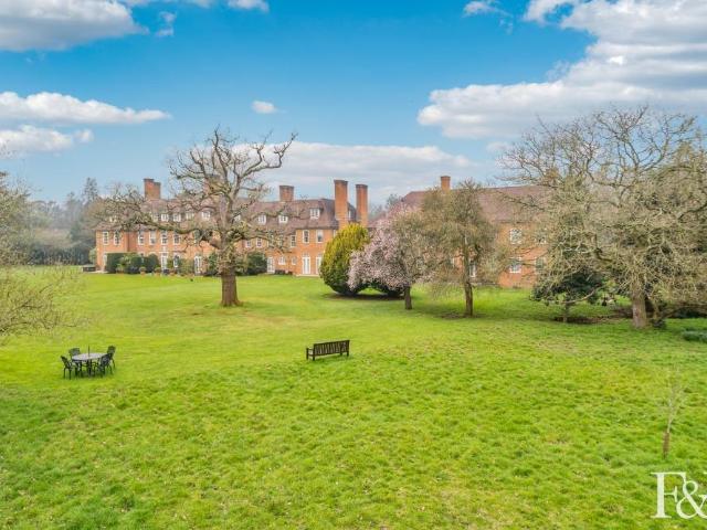 Flat for sale in Iver