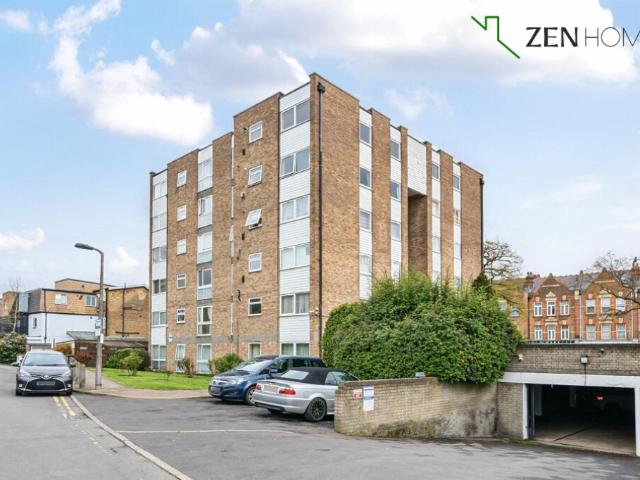 Flat for sale in Palmers Green, Greater London