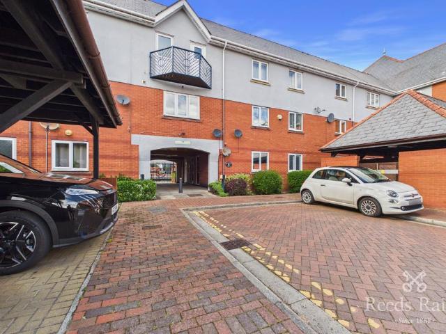 Flat for sale in Salford Quays, Salford