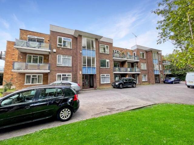 Flat for sale in Spring Park, Luton