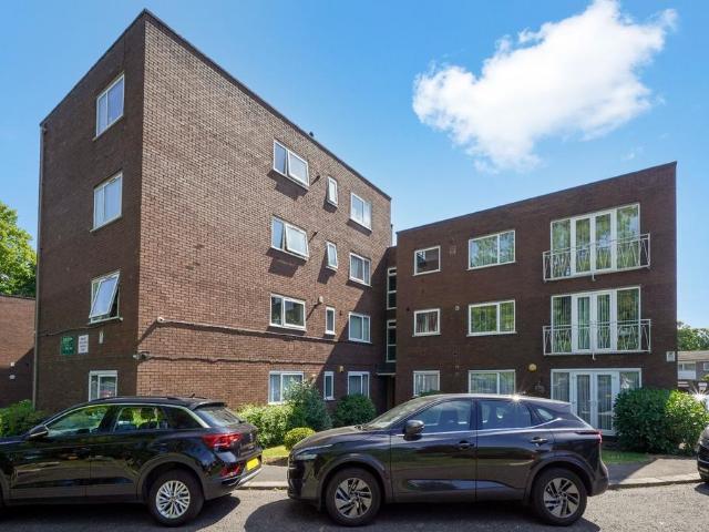 Flat for sale in Pinner, Greater London