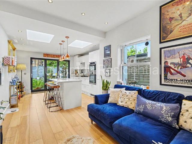Flat for sale in Harringay, Greater London