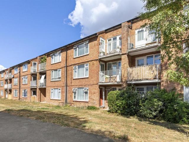 Flat for sale in Chepping Wycombe, Loudwater