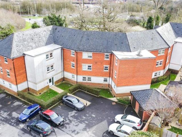 Flat for sale in Shinfield
