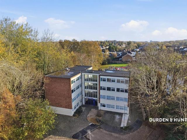 Flat for sale in South Weald, Brentwood