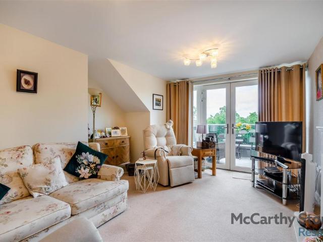 Flat for sale in Roundhay, West Yorkshire