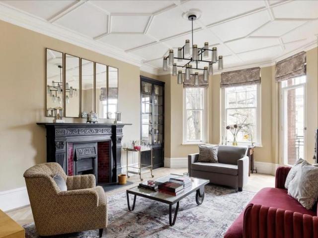 Flat for sale in Kensington, Greater London