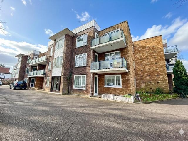 Flat for sale in Spring Park, Luton