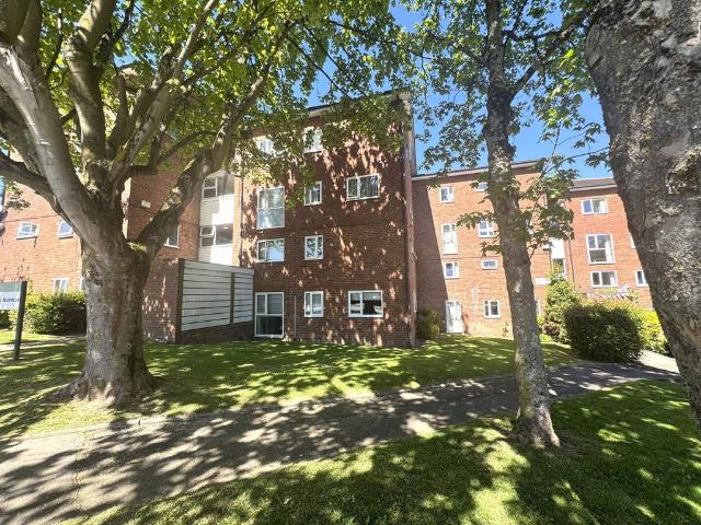 Flat for sale in Cheadle Hulme, Greater Manchester