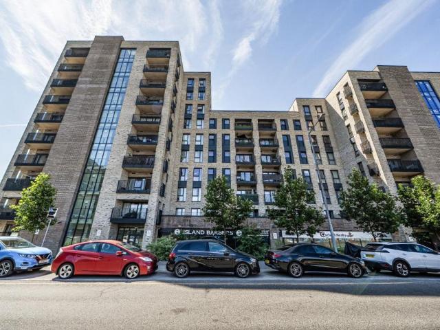 Flat for sale in Dagenham, Greater London
