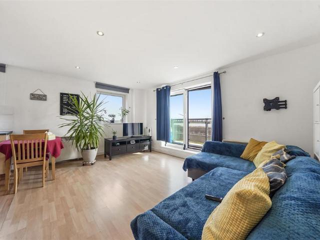 Flat for sale in Reach, Greater London