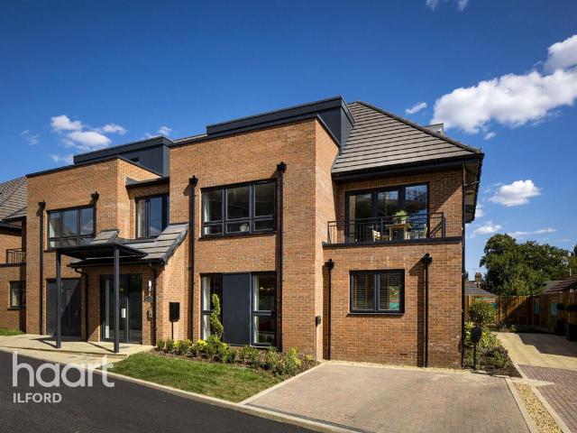 Flat for sale in Newbury Park, Greater London