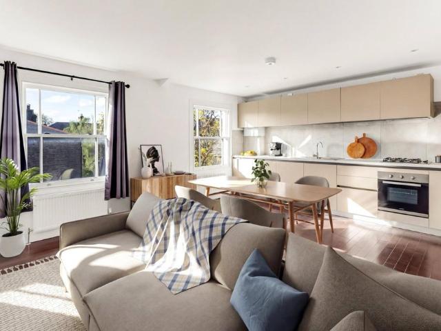 Flat for sale in Kentish Town, Greater London