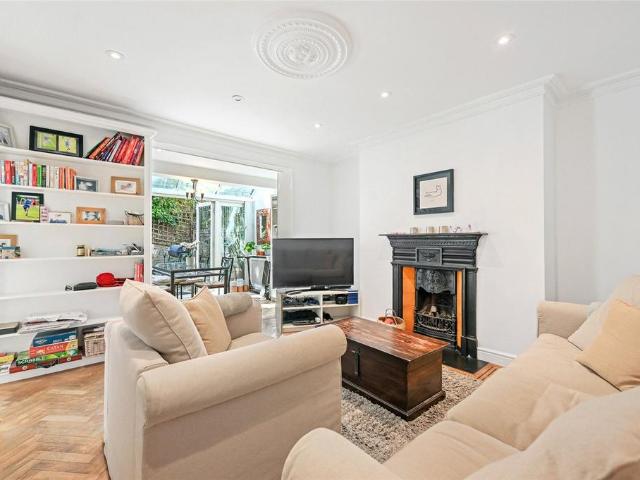 Flat for sale in Shepherd's Bush, Greater London