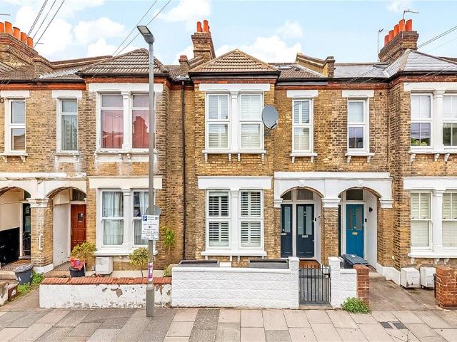 Flat for sale in Furzedown, Greater London