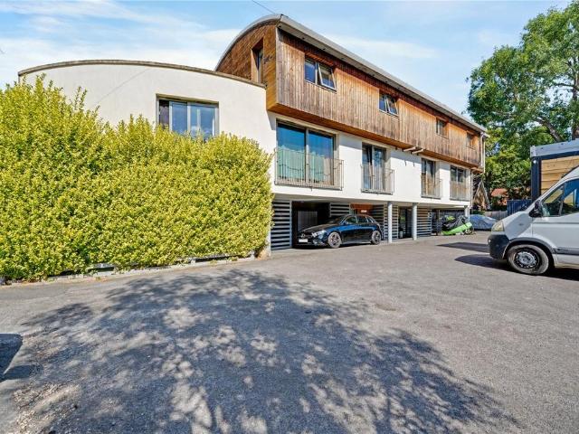 Flat for sale in Hampton Hill, Greater London
