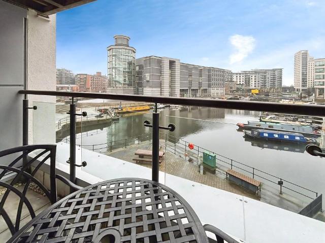 Flat for sale in Richmond Hill, West Yorkshire