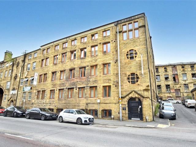 Flat for sale in West Yorkshire