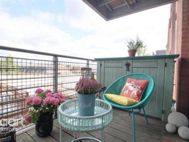 Flat for sale in Maryland, Greater London