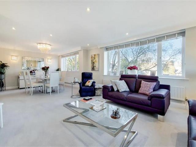 Flat for sale in Hendon, Greater London
